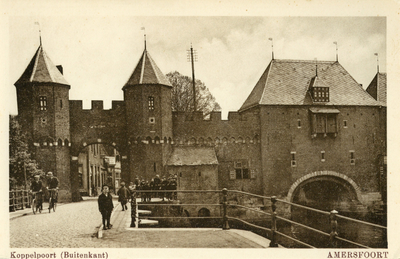 12789 Gezicht op een gedeelte van de Koppelpoort te Amersfoort vanaf de Grote Koppel uit het noordwesten.